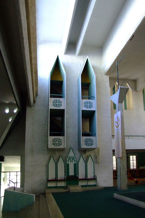 La cattedra episcopale e la colonna con lancora-croce