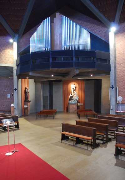 Cappella laterale con immagini devozionali; sulla piattaforma superiore la cantoria dell'organo