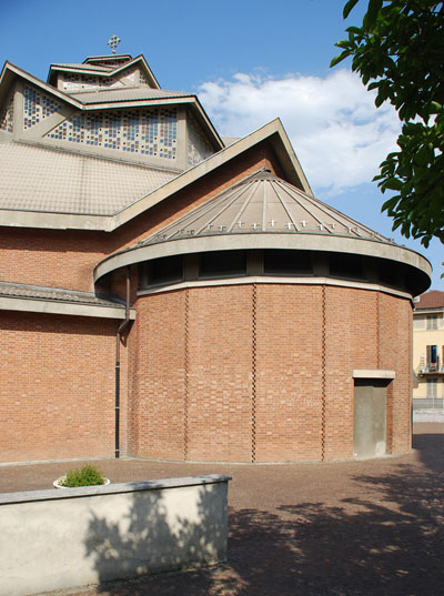 Abside della cappella battesimale, con la porta rimasta incompleta e murata