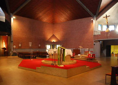 Pedana centrale con l'altare e l'ambone, realizzazione parziale dellambone in progetto; a destra la cappella eucaristica; sullo sfondo uno degli ingressi