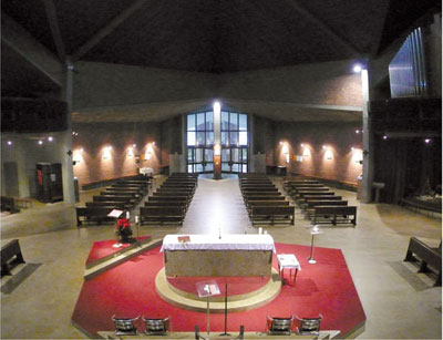 L'altare e il braccio ovest dell'assemblea, ripresi dalla cappella eucaristica (foto Palladini)