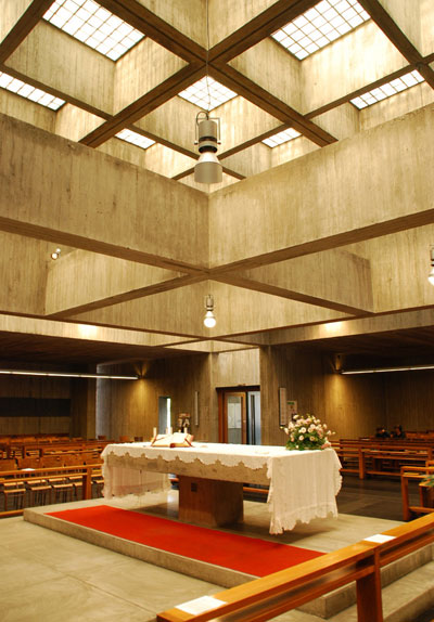 L'altare, al centro dell'aula, sotto la trave cruciforme e il tiburio luminoso