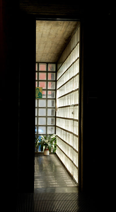 La parete luminosa aperta verso uno degli orti-giardino per la riflessione, presso uno spazio per la conversazione e l'incontro a sinistra del presbiterio
