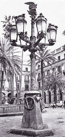 Lampione in ghisa a sei braccia in Plaa Real a Barcellona, progettato da Gaud nel 1878
