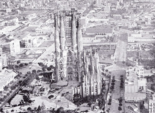 La Sagrada Familia, com'era nel 1926, anno della morte di Gaud