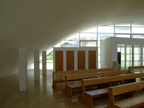 Confessionali e, a sinistra, cippi della via crucis