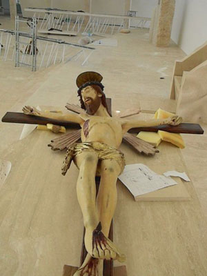 Il crocifisso durante le fasi di cantiere (dal sito web parrocchiale)
