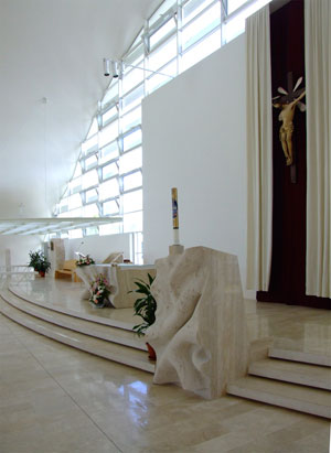 L'allineamento diagonale dei poli presbiteriali: ambone, altare, sede e  sullo sfondo  tabernacolo