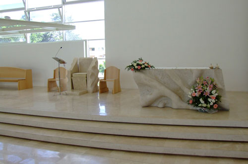 Presbiterio: altare e sede