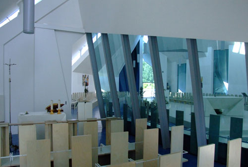 Il rapporto visivo tra la cappella feriale e l'aula