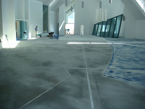 La realizzazione del pavimento in resina, con il tracciato dellictus sotteso al presbiterio, 2008 (archivio Archicura)