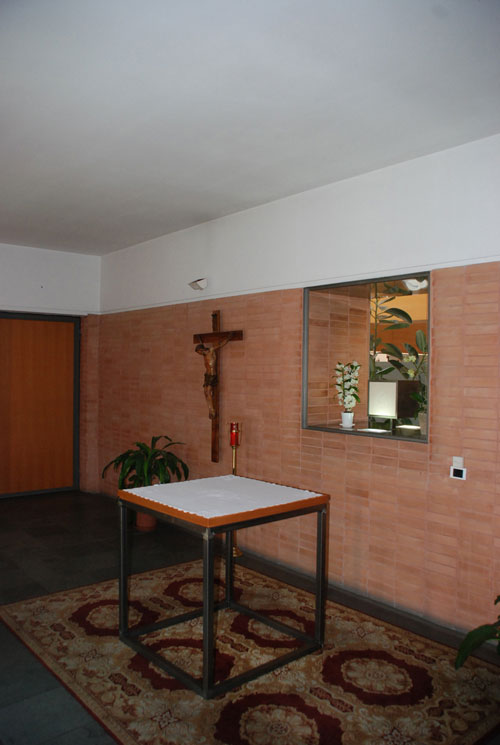 Il tabernacolo nella teca vetrata tra la cappella eucaristica e l'aula