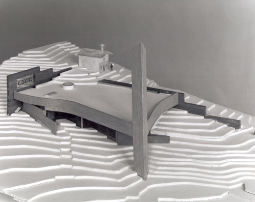 Progetto definitivo di Roberto Rosset e Pier Giorgio Trevisan, 1990, modello, in cui emergono le due muraglie allineate con la preesistenza (archivio Rosset)