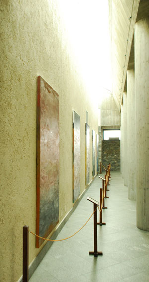Navata laterale, con le tavole della Genesi di Francesco Correggia, illuminate dall'asola luminosa perimetrale