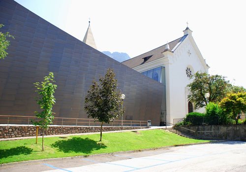 La cesura tra la nuova aula e la facciata della chiesa storica