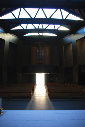 L'aula vista dall’altare; al fondo; la tribuna dell'organo