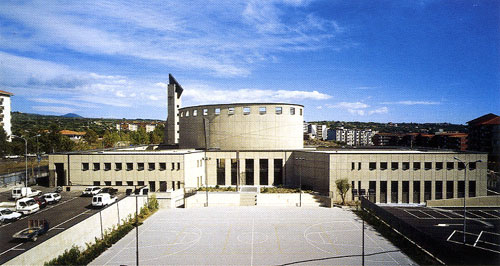 Il complesso parrocchiale visto dal lato dei campi sportivi e dei parcheggi (fronte ovest) (archivio Transit)