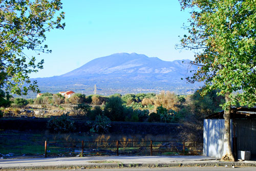 Le falde dell'Etna, visti dalla via a nord del complesso
