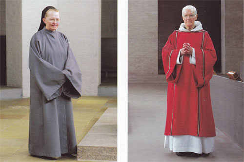 A sinistra, abito per le suore di Waasmunster-Roosenberg e, a destra, abito liturgico per il monastero di Vaals.