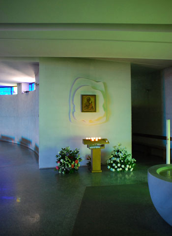 Icona mariana, presso il fonte battesimale, all'ingresso dell'area penitenziale