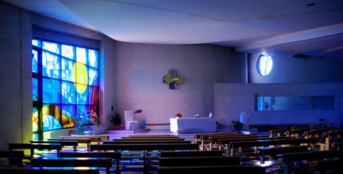 Aula liturgica; a destra, il setto di separazione dalla cappella feriale, che consente l'intervisibilit con il tabernacolo, posto sotto il rosone destro.