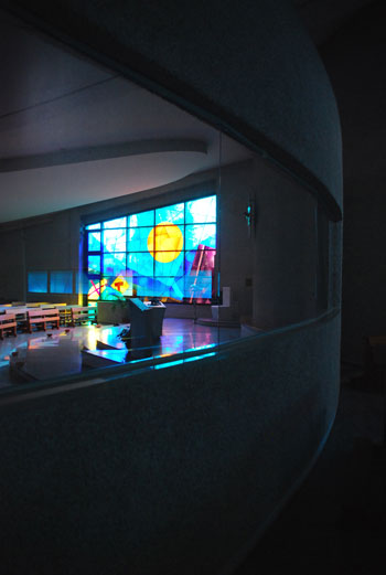 Rapporto visivo tra la cappella feriale (a destra) e l'aula liturgica (a sinistra)