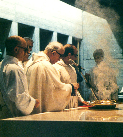 La cerimonia di dedicazione della chiesa, 13 novembre 1988, presieduta dal vescovo mons. Gilberto Baroni (da Parrocchia 1994)