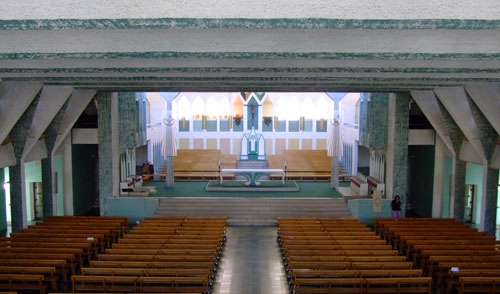 Il presbiterio, ripreso dalla cantoria in controfacciata