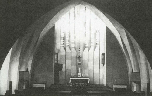 Martin Weber, St. Bonifatius a Francoforte (1927). Agili coste ad arco ogivale e una gradazione della luce tale da far risaltare il luogo dell'altare.