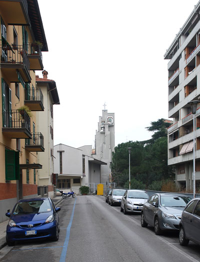 La torre campanaria, fondale prospettico della via Giovanni da Empoli.