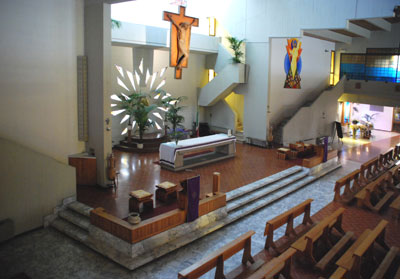 Larea presbiteriale vista dalla galleria; a destra, larea del fonte battesimale e per la devozione mariana.