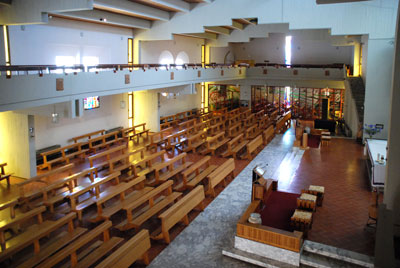 Il rapporto tra il presbiterio e lassemblea, visto dalle scale di accesso alla galleria superiore; al fondo dellaula, la cappella feriale.