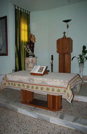 Il tabernacolo e la mensa originari, riallestiti nella prima chiesa.