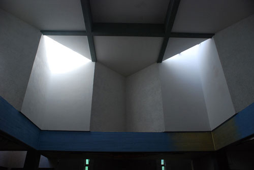 Pozzi di luce e articolazione perimetrale dell'aula