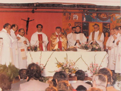 La funzione di istituzione della parrocchia, il 7 dicembre 1985, presieduta dal vescovo mons. Giovanni Canestri, con il primo parroco don Gianni Sanna (archivio parrocchiale)