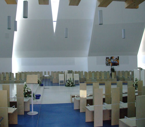 La sede della presidenza, in posizione baricentrica tra altare e ambone