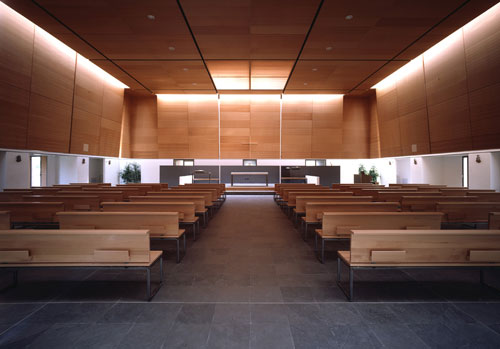 L'aula liturgica al completamento del cantiere (archivio Contini)