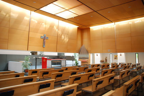 Il rapporto tra presbiterio e assemblea, con il lucernario sull'altare