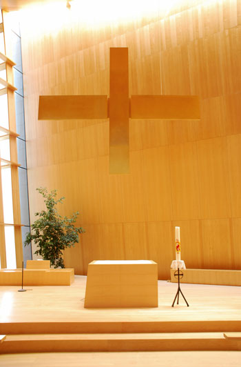 Altare e croce gloriosa, sospesa sopra la mensa