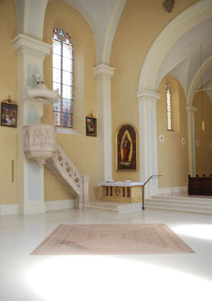 Pulpito della chiesa storica (1871) e spazio in cui  prevista l'installazione della nuova vasca battesimale