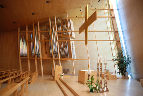 Il presbiterio, l'organo e lo spazio destinato al coro