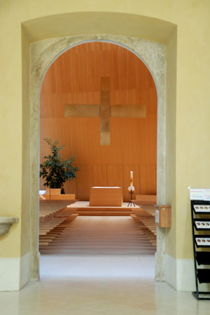 L'altare e la croce gloriosa, visti dal varco verso la chiesa storica