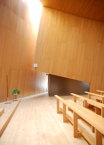 Lo spazio antistante la sacrestia e la cesura luminosa tra la copertura e la parete absidale