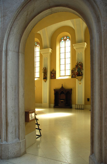 Uno dei confessionali storici neo-gotici, visto dal portale di connessione con l'aula nuova