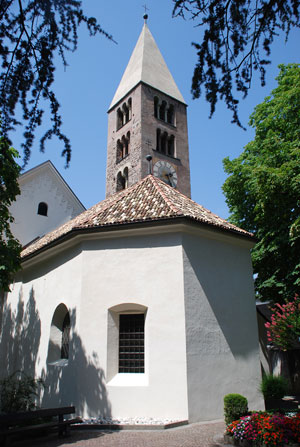 Il campanile romanico e l'abside gotica della chiesa storica