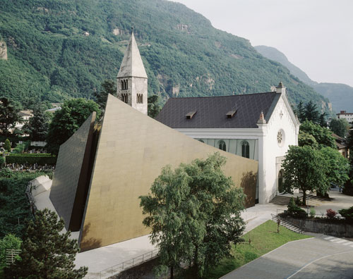 Il rapporto tra la chiesa storica e la nuova aula ( Lucia Degonda, Zurich)
