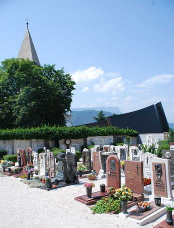 Il cimitero storico e il complesso parrocchiale