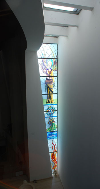 La vetrata dell'angelo che libera san Pietro, nellarea del battistero  (Gabriella Albertini)