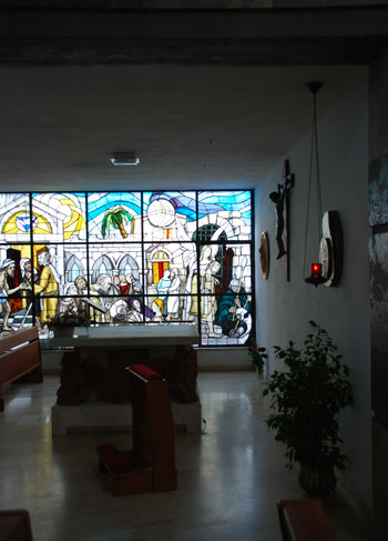 Il tabernacolo e l'altare della cappella feriale