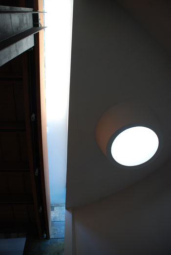 Il lucernario sopra la mensa daltare e la lama di luce anulare